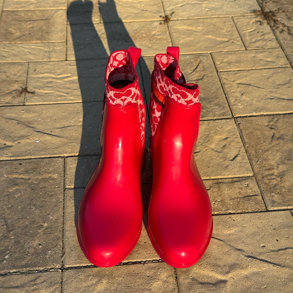 New with tags no box rare women’s red luxury Coach rain boots super cute! - Picture 3 of 6